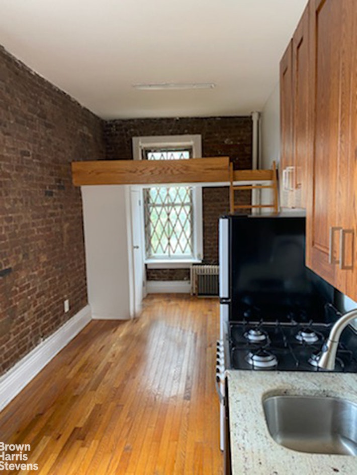 Photo 1 of 231 Thompson Street, Greenwich Village, NYC, $2,200, Web #: 21262206