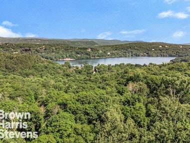 Mountain Farm Road, Tuxedo Park, New York - 1 Bedrooms  
1 Bathrooms  
1 Rooms - 