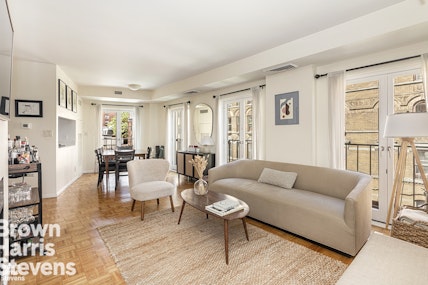 254 West 10th Street 4B, West Village, NYC - 2 Bedrooms  
2 Bathrooms  
5 Rooms - 