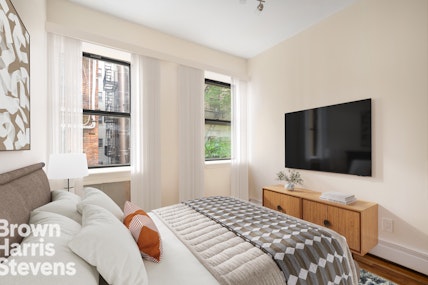 713 East 9th Street 2A, East Village, NYC - 3 Bedrooms  
1 Bathrooms  
5 Rooms - 